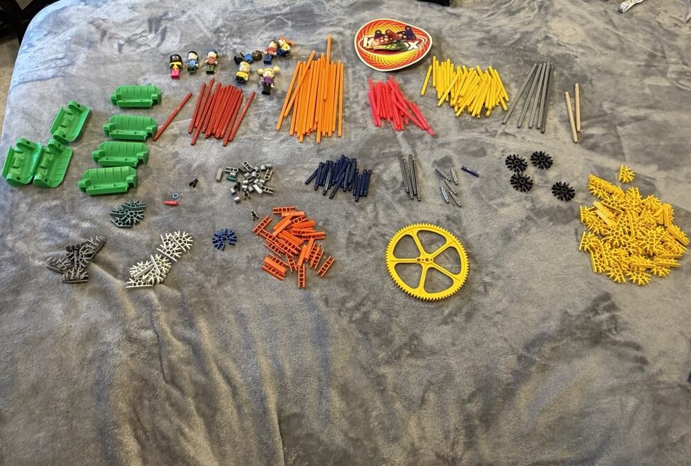 K'NEX Lot of assorted pieces With 8 K’nex People